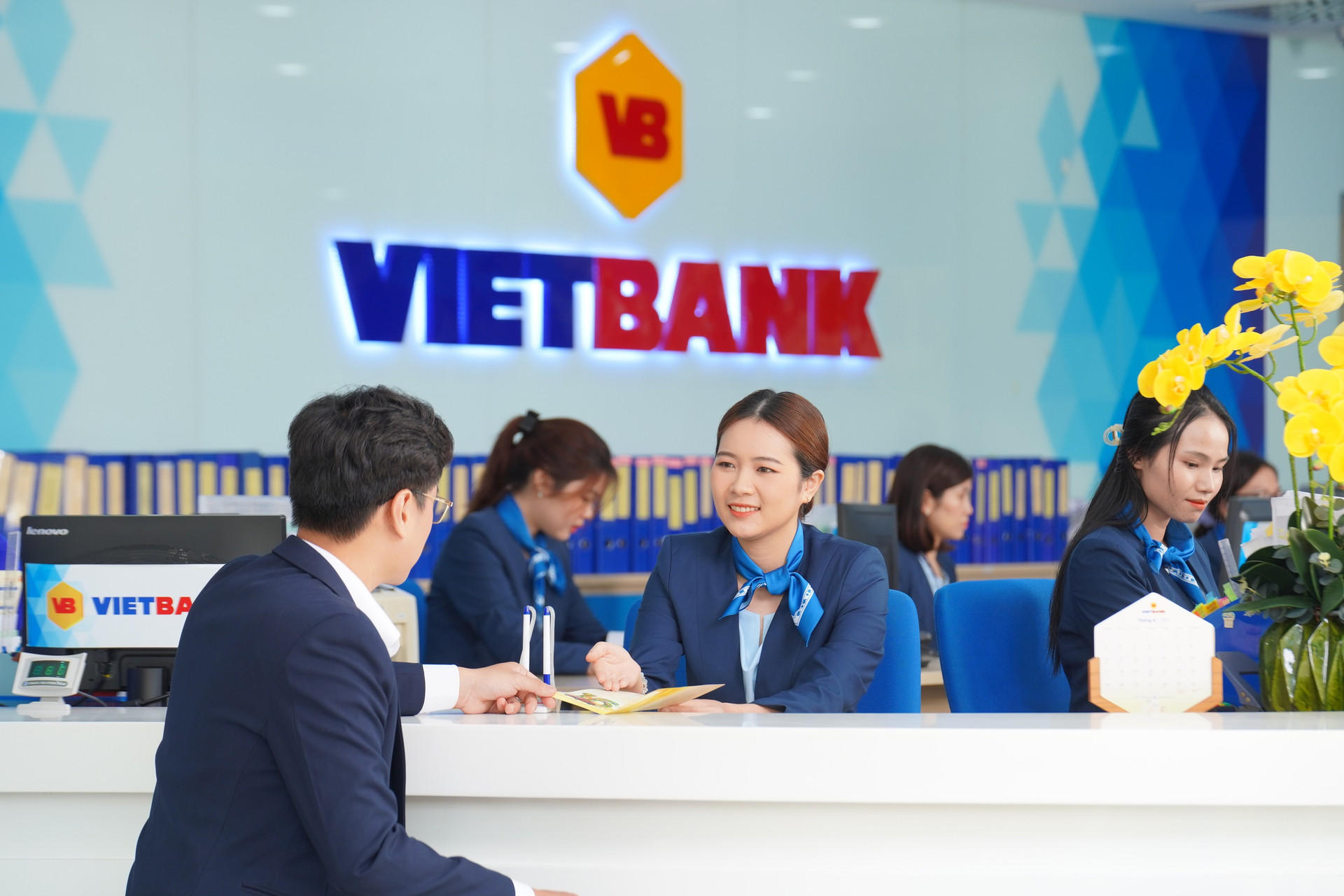 2-vietbank-canh-giao-dich.jpg