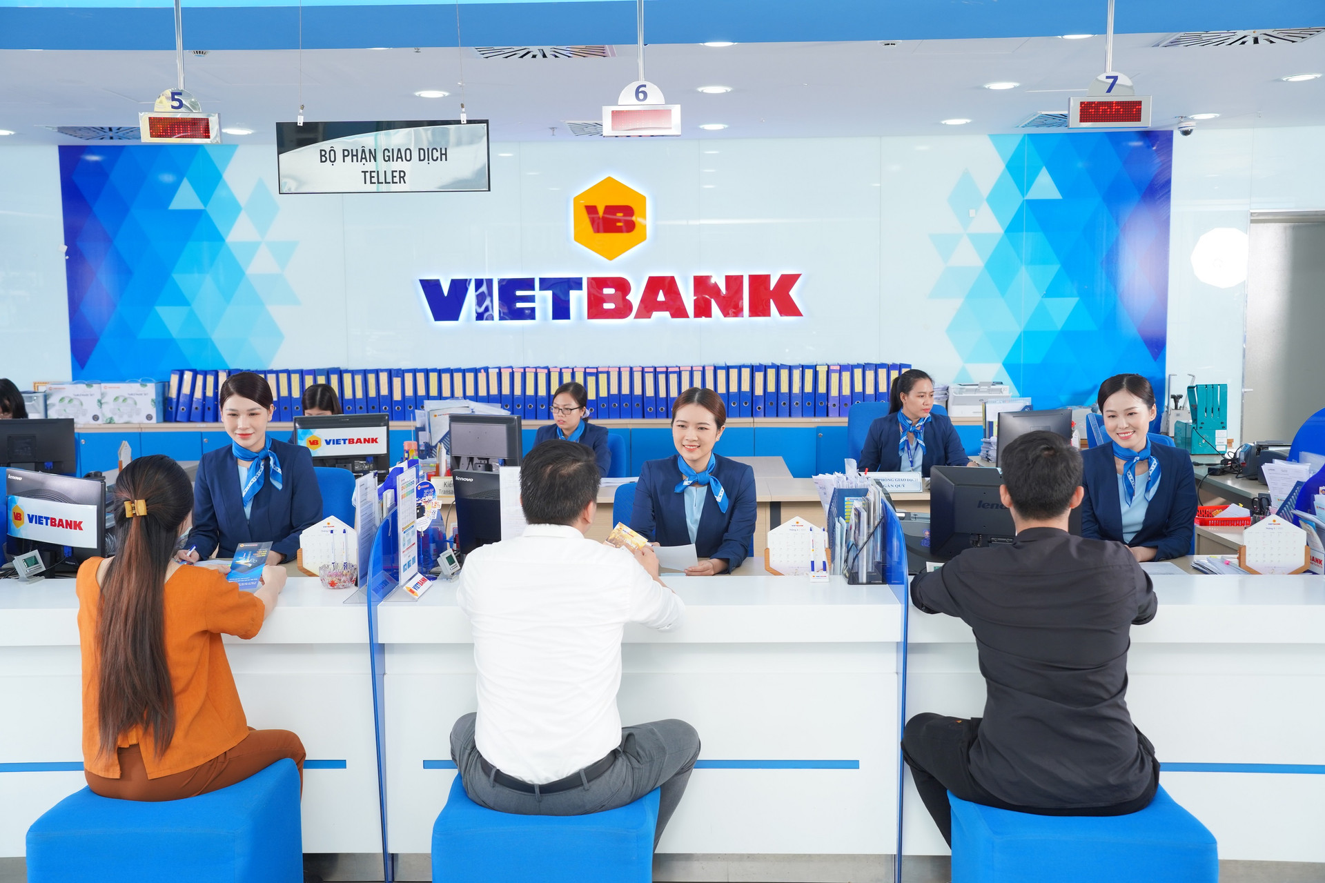 3-vietbank-canh-giao-dich.jpg