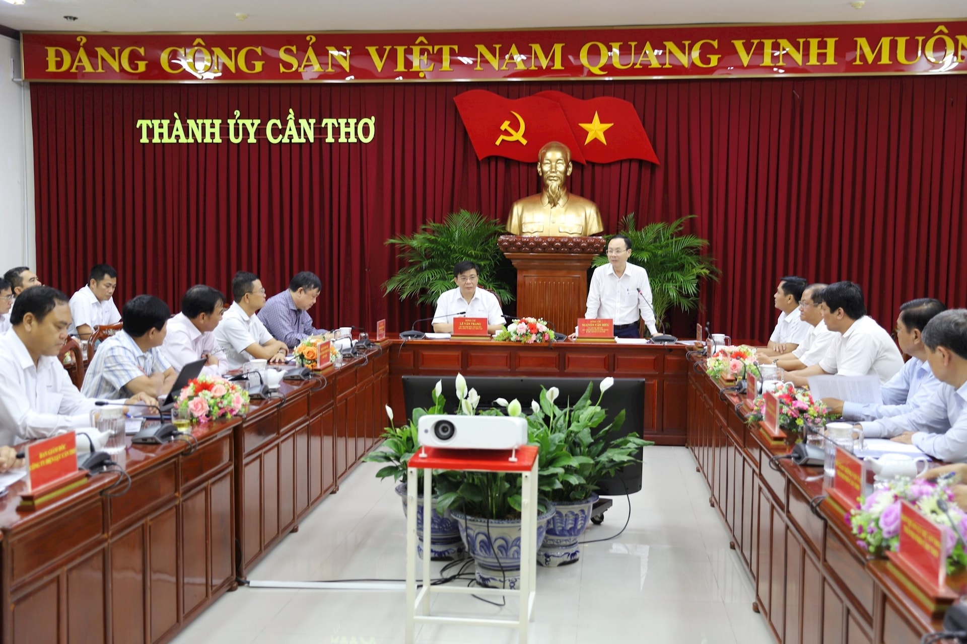 ong-nguyen-van-hieu-uy-vien-du-khuyet-ban-chap-hanh-trung-uong-dang-bi-thu-thanh-uy-thanh-pho-can-tho-phat-bieu-ket-luan-buoi-lam-viec.jpg