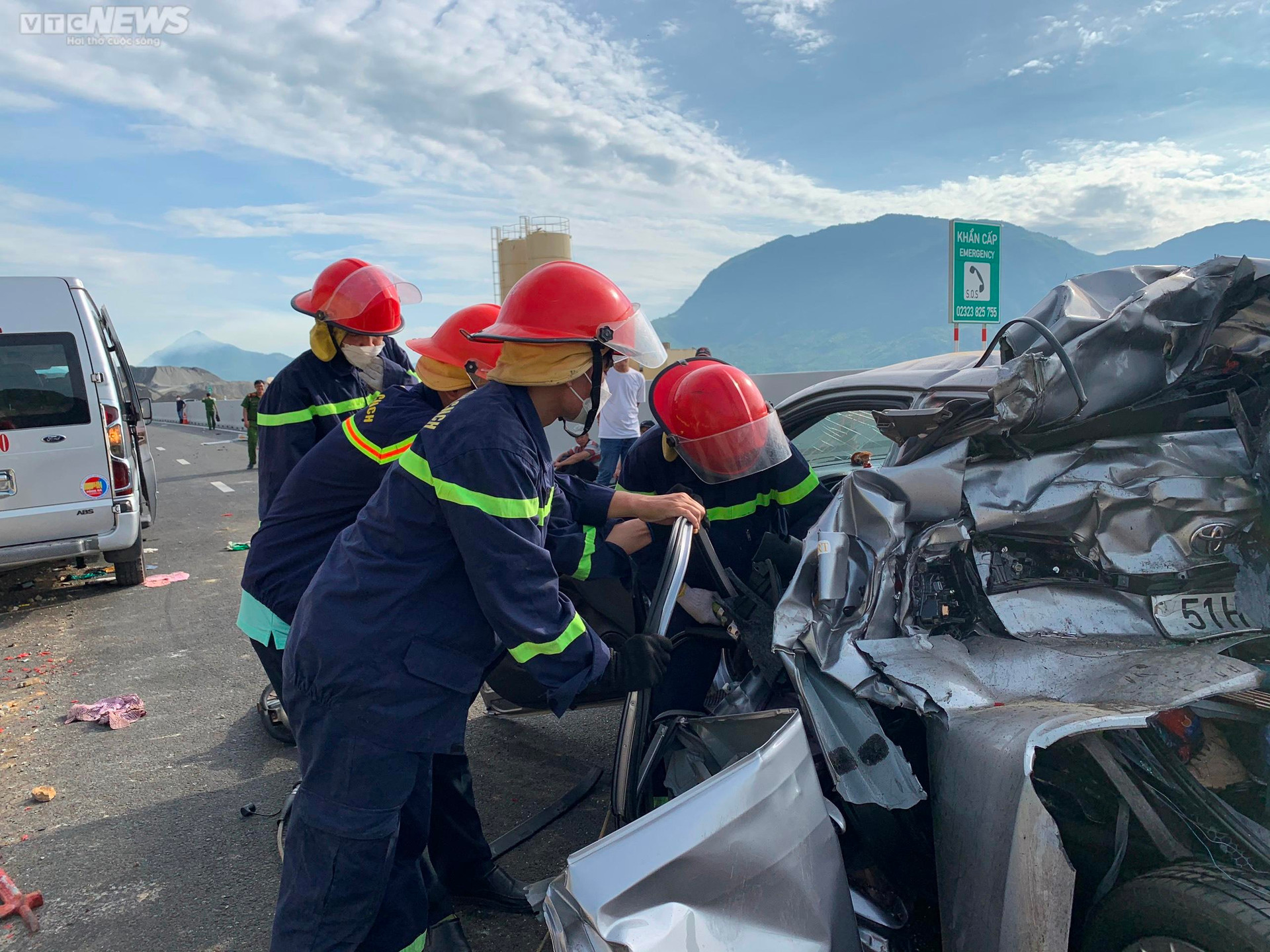 Tai nạn trên cao tốc Nha Trang - Cam Lâm: Đưa thi thể 2 nạn nhân ra ngoài ô tô bẹp dúm  - 1