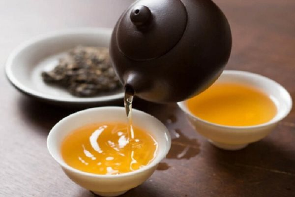 Hy hữu: Uống nước trà, người đàn ông bị xác trà đâm thủng dạ dày 