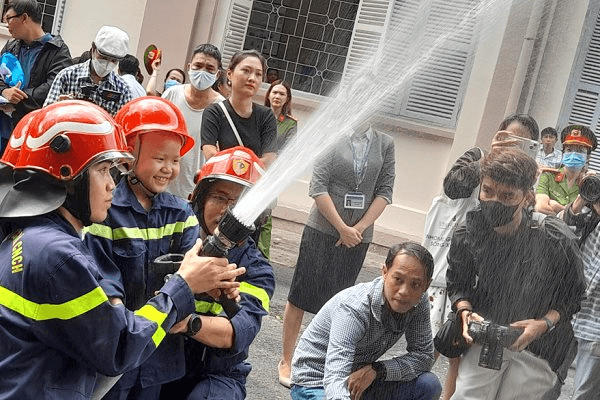 Bệnh nhi 5 tuổi bị ung thư bạch cầu trở thành 'lính cứu hỏa' 