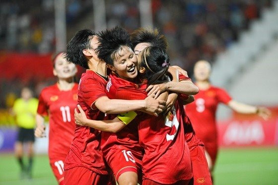 Món quà ý nghĩa tặng cho HLV Mai Đức Chung 