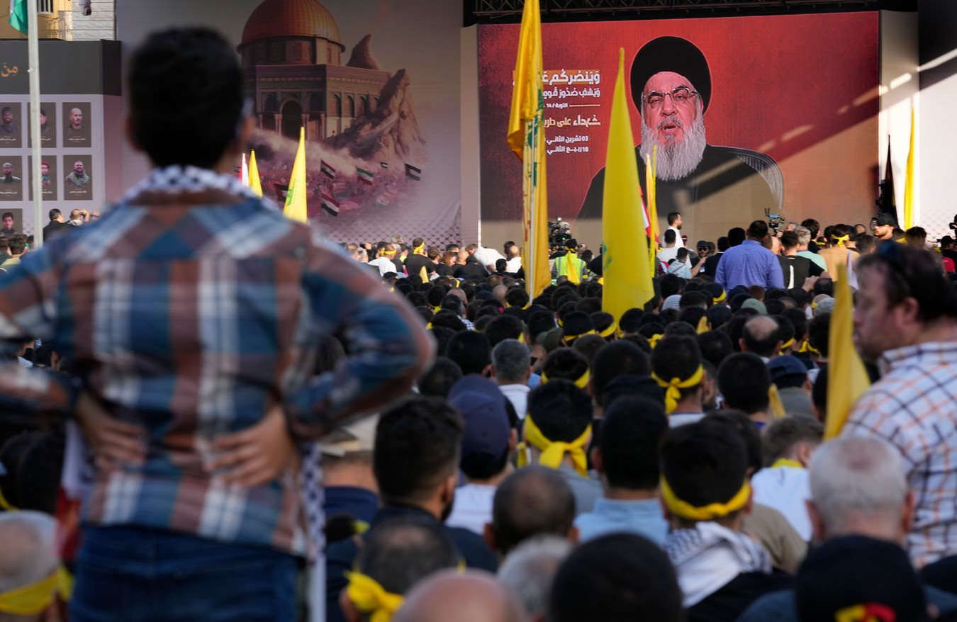nguoi-li-bang-cham-chu-nghe-bai-phat-bieu-cua-lanh-dao-hezbollah-hassan-nasrallah-hom-3.11.png