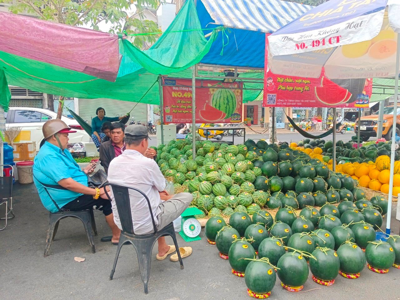 Cần Thơ: Trái cây, hoa kiểng xuống giá từng giờ ngày giáp Tết 