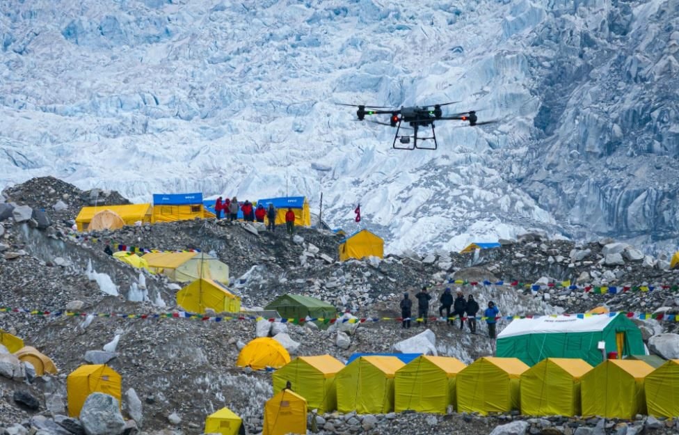 flycart-30-may-bay-khong-nguoi-lai-dau-tien-h-oan-thanh-van-chuyen-hang-di-roi-rac-thai-tren-nui-everest1.jpg