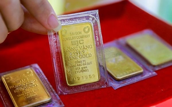 Một tuần giá vàng tăng dựng đứng, sáng nay vượt 130 triệu đồng/lượng 