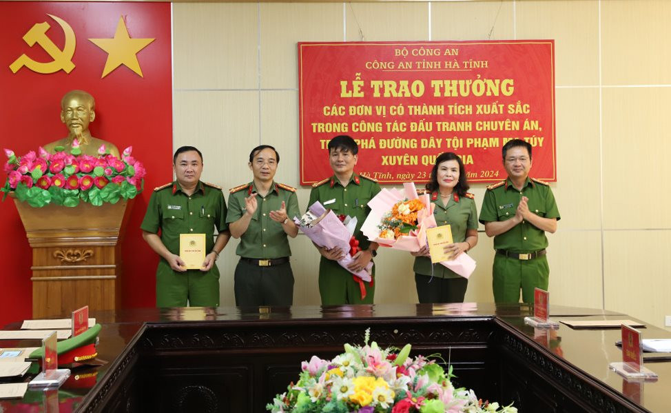 ban-giam-doc-cong-an-tinh-trao-thuong-cho-cac-luc-luong-tham-gia-pha-an.jpg