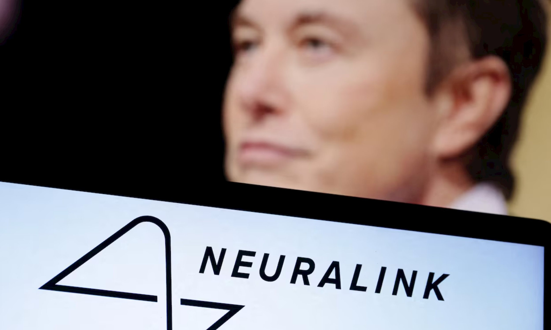 elon-musk-chip-nao-neuralink-da-duoc-cay-ghep-cho-benh-nhan-thu-hai-giup-con-nguoi-kiem-soat-sieu-ai.jpg