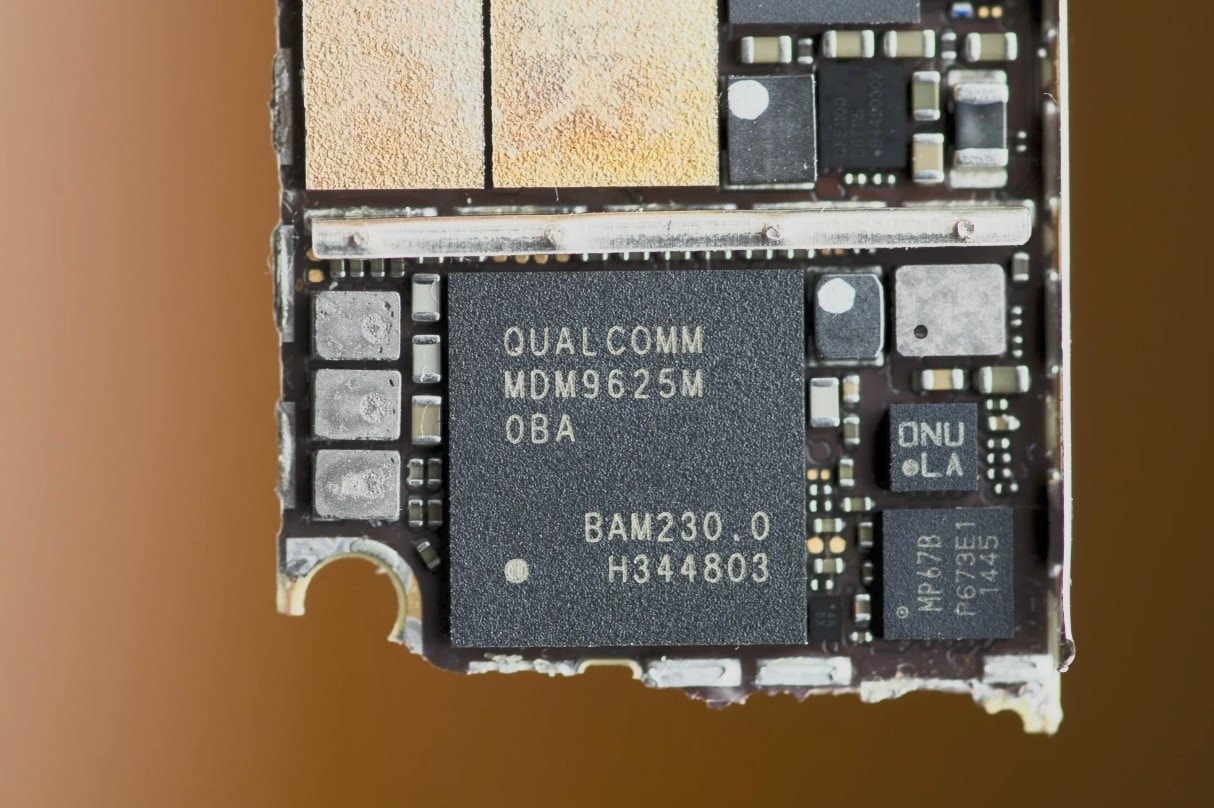 apple-duy-tri-thoa-thuan-voi-qualcomm-khi-phat-trien-modem-rieng-cho-iphone-tranh-gap-su-co-lich-su-thu-2-2-.jpg