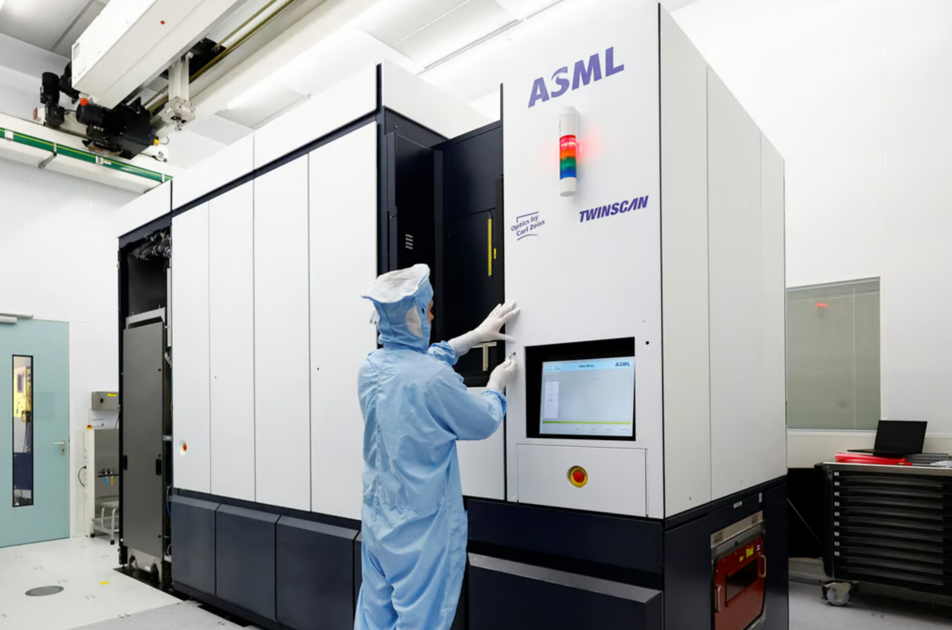 trung-quoc-bi-anh-huong-nang-vi-ha-lan-cam-asml-bao-duong-mot-so-may-san-xuat-chip-2-.png