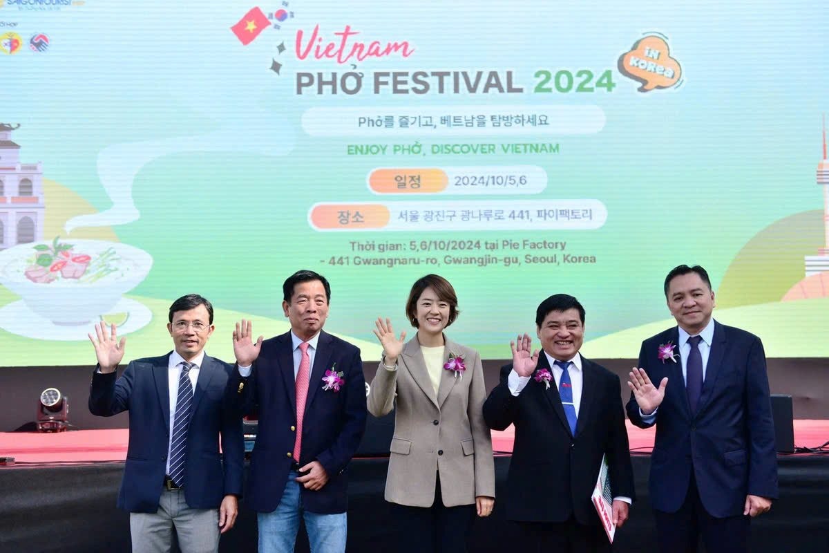 h4.ba-ko-min-jeong-dai-bieu-quoc-hoi-han-quoc-va-cac-dai-bieu-chup-anh-luu-niem-tai-vietnam-pho-festival-2024.jpg