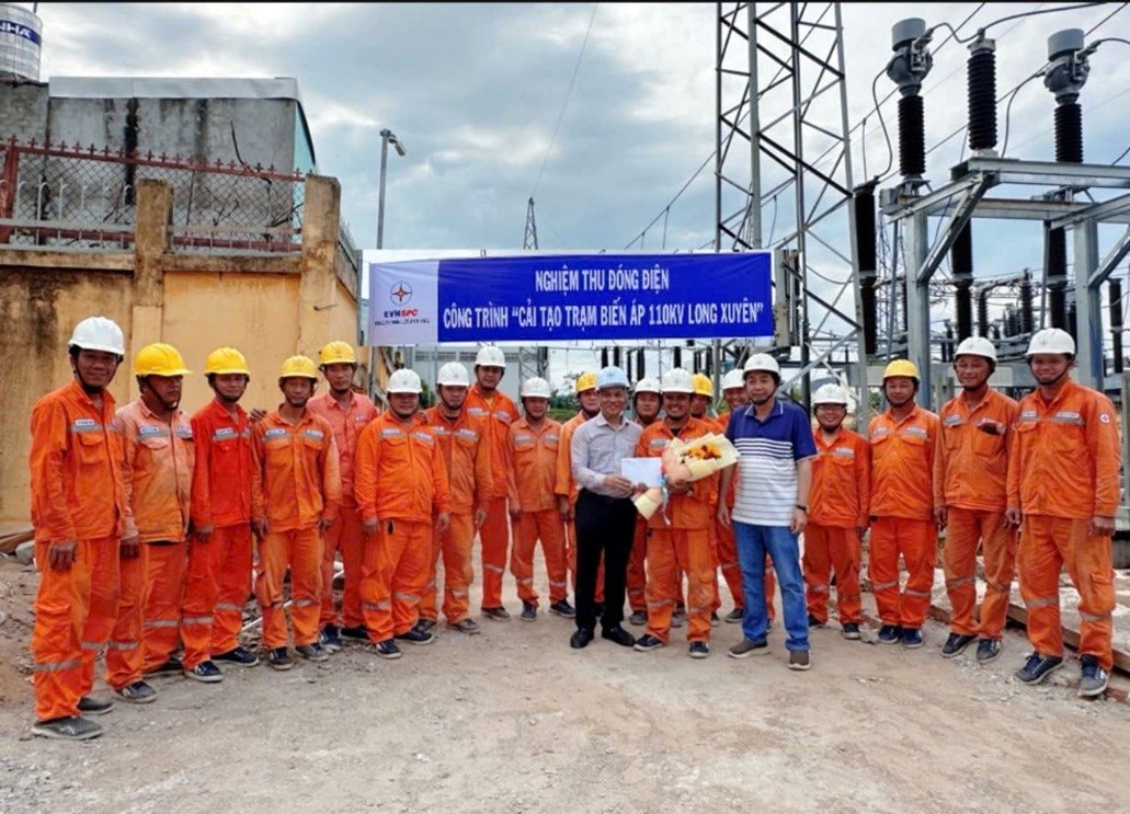 lanh-dao-evnspc-chuc-mung-luc-luong-thi-cong-nghiem-thu-dong-dien-cong-trinh-cai-tao-tram-bien-ap-110kv-long-xuyen.jpg