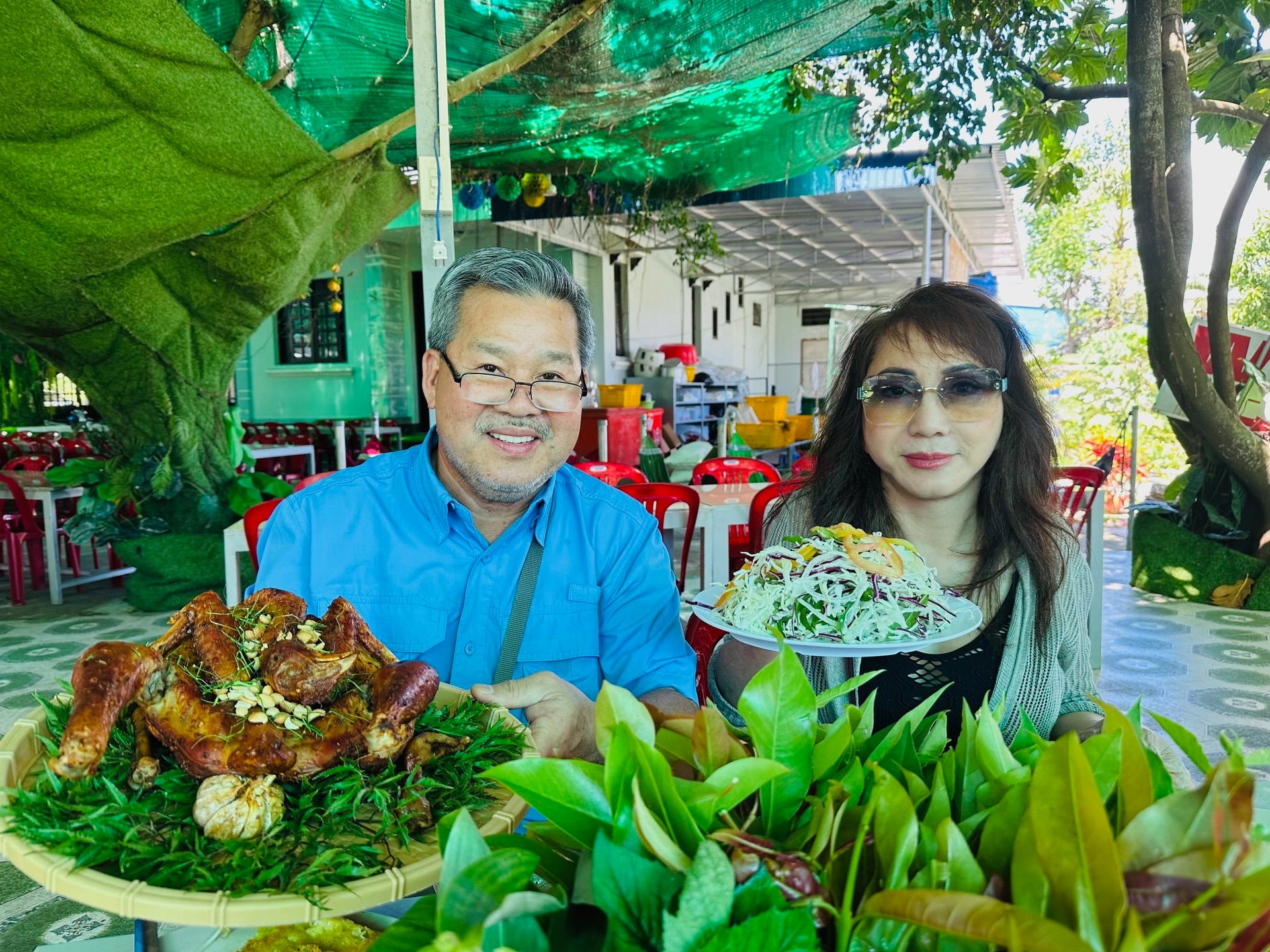 Bánh xèo rau rừng, gà đốt lá chúc: Hương vị khó quên ở núi Cấm 
