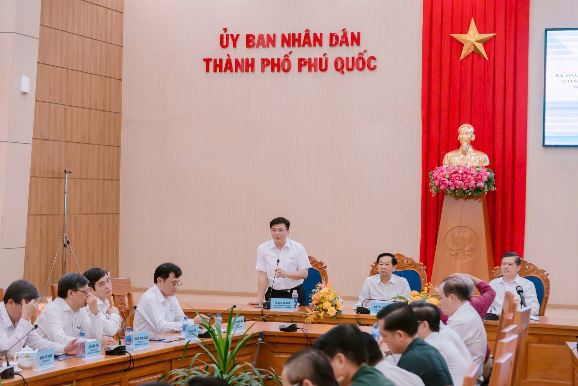 3-ong-trang-phat-bieu.jpg