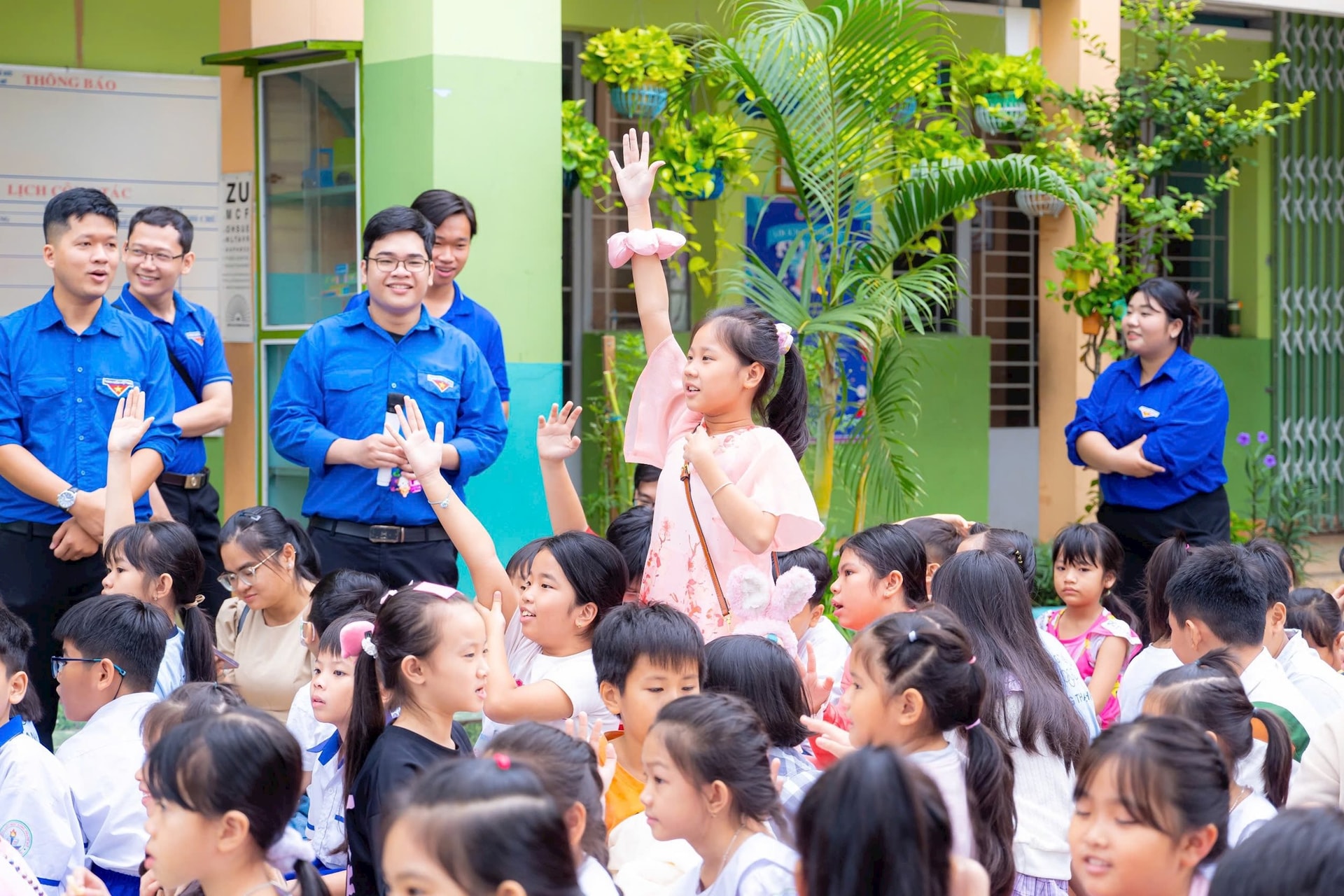 hoc-sinh-truong-tieu-hoc-long-thanh-my-tp-thu-duc-soi-noi-tuong-tac-voi-cac-doan-vien-va-sinh-vien..jpg