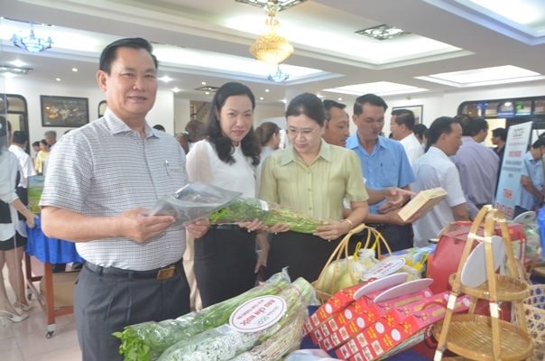 anh-3-san-pham-rau-can-nuoc-dac-san-tru-danh-cua-huyen-phuoc-long-phat-trien-thanh-san-pham-ocop..jpg