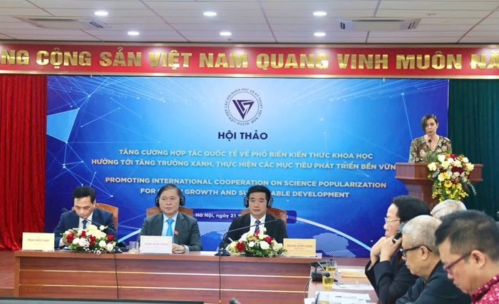 cac-dien-gia-nha-khoa-hoc-tham-du-hoi-thao.jpg