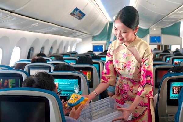 anh-6.2-vietnam-airlines-cung-danh-tang-hanh-khach-nhung-mon-qua-y-nghia-nhu-so-tay-va-mascot-cua-hang.jpg