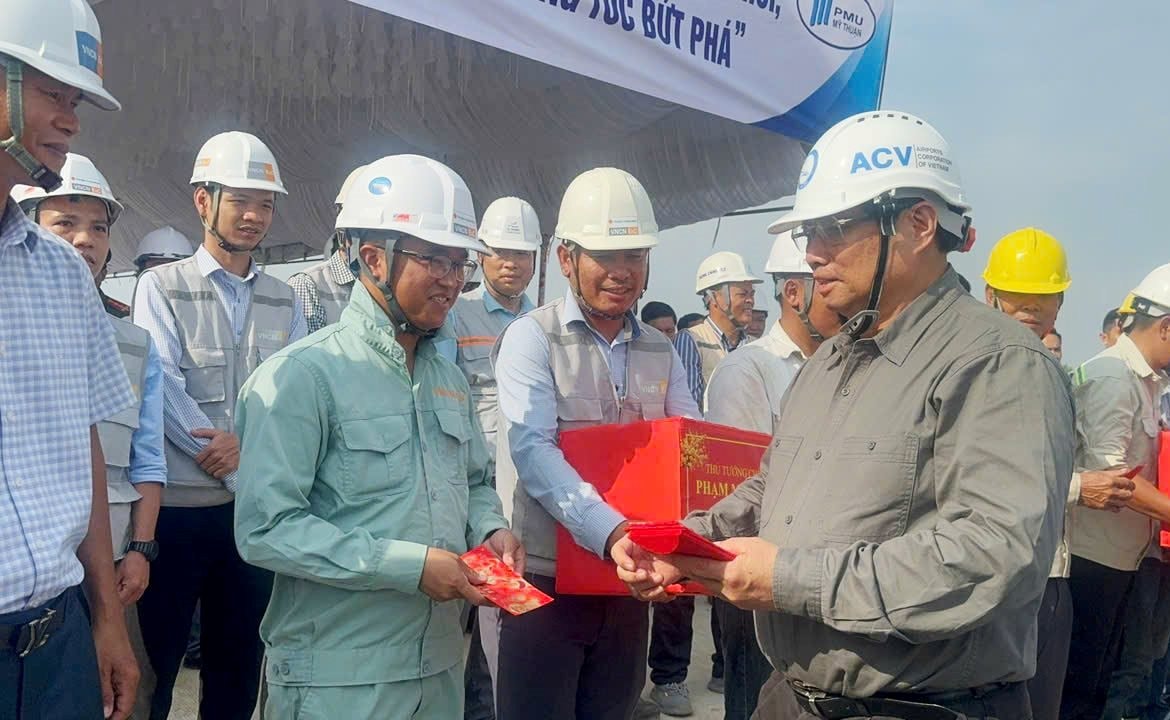 Thủ tướng kiểm tra, chúc tết tại công trường cầu Nhơn Trạch 