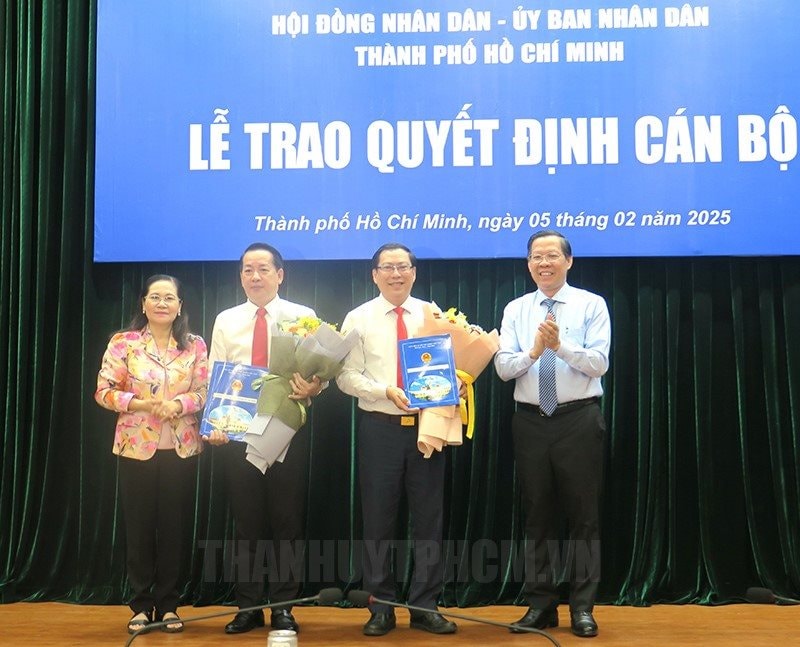 05-02-2025-trao-quyet-dinh-chuan-y-chuc-danh-chu-tich-hdnd-va-pho-chu-tich-ubnd-tp-thu-duc-7aa6cc85-details.jpg