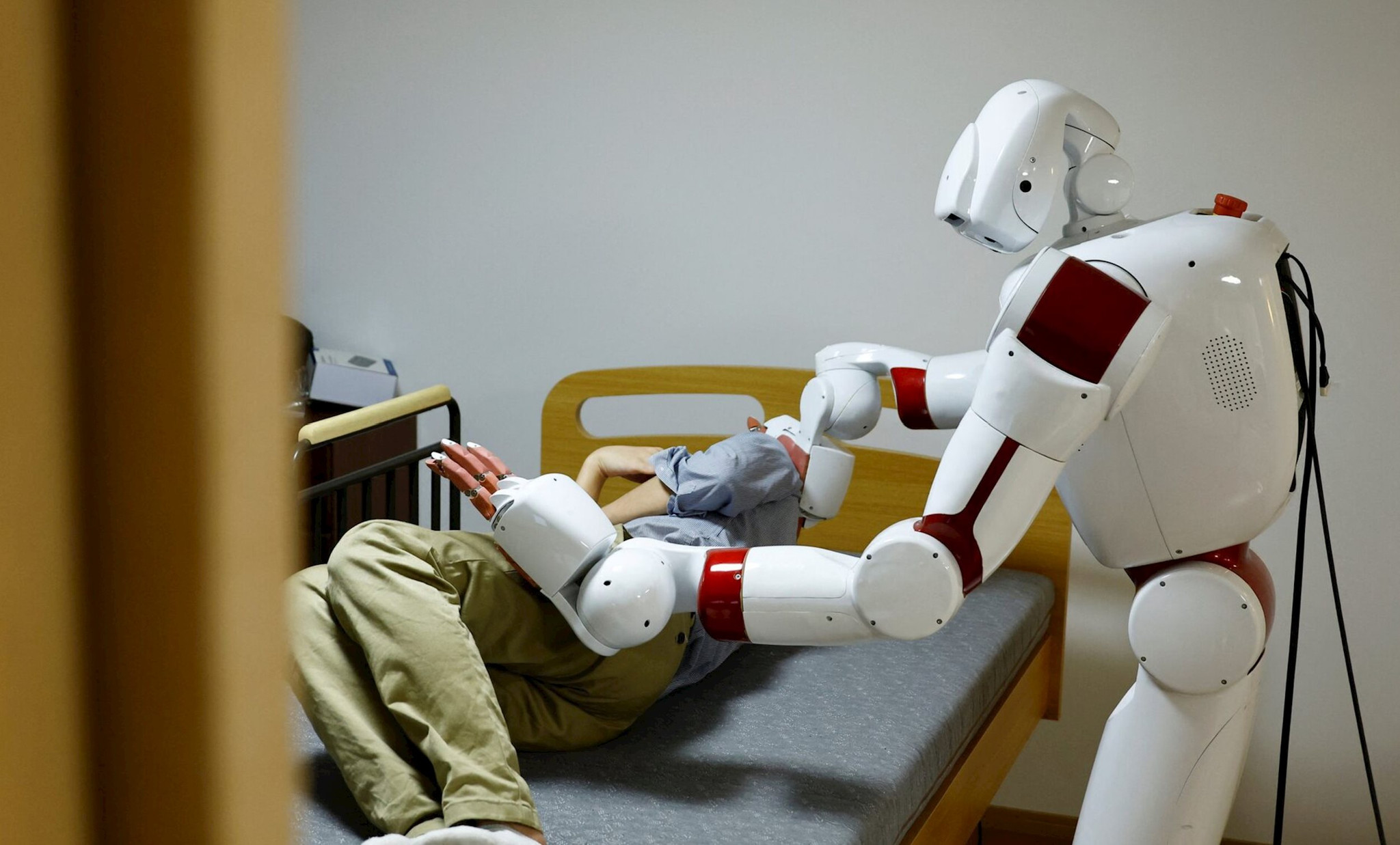 Robot AI thay điều dưỡng viên chăm sóc người cao tuổi ở nước già hóa dân số nhanh nhất thế giới 
