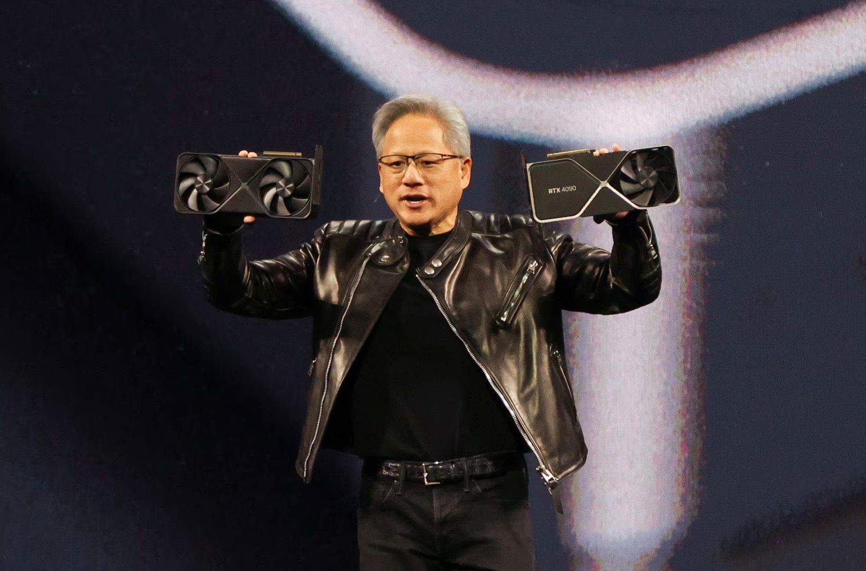 ceo-jensen-huang-ra-mat-dong-chip-moi-va-pc-canh-tranh-voi-mac-cua-apple-co-phieu-nvidia-van-giam.jpg