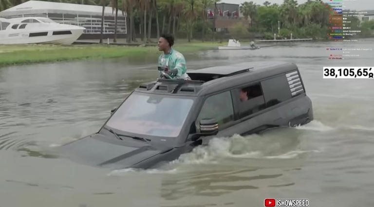 IShowSpeed trải nghiệm xe điện nổi trên mặt nước, ô tô bay ở Trung Quốc khiến dân mạng Mỹ trầm trồ 