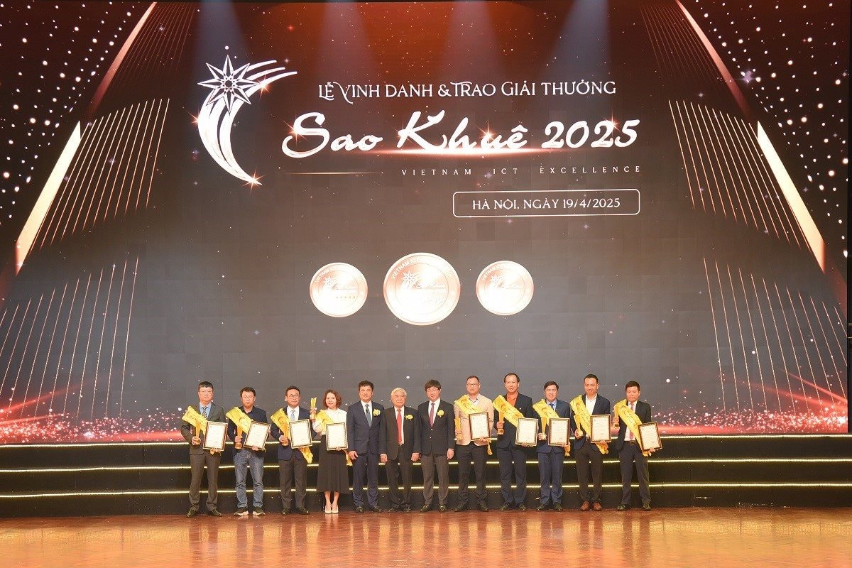 1.-dai-dien-vietinbank-nhan-giai-thuong-sao-khue-2025-cho-ung-dung-vietinbank-ipay-mobile-dau-tien-ben-phai-.jpg