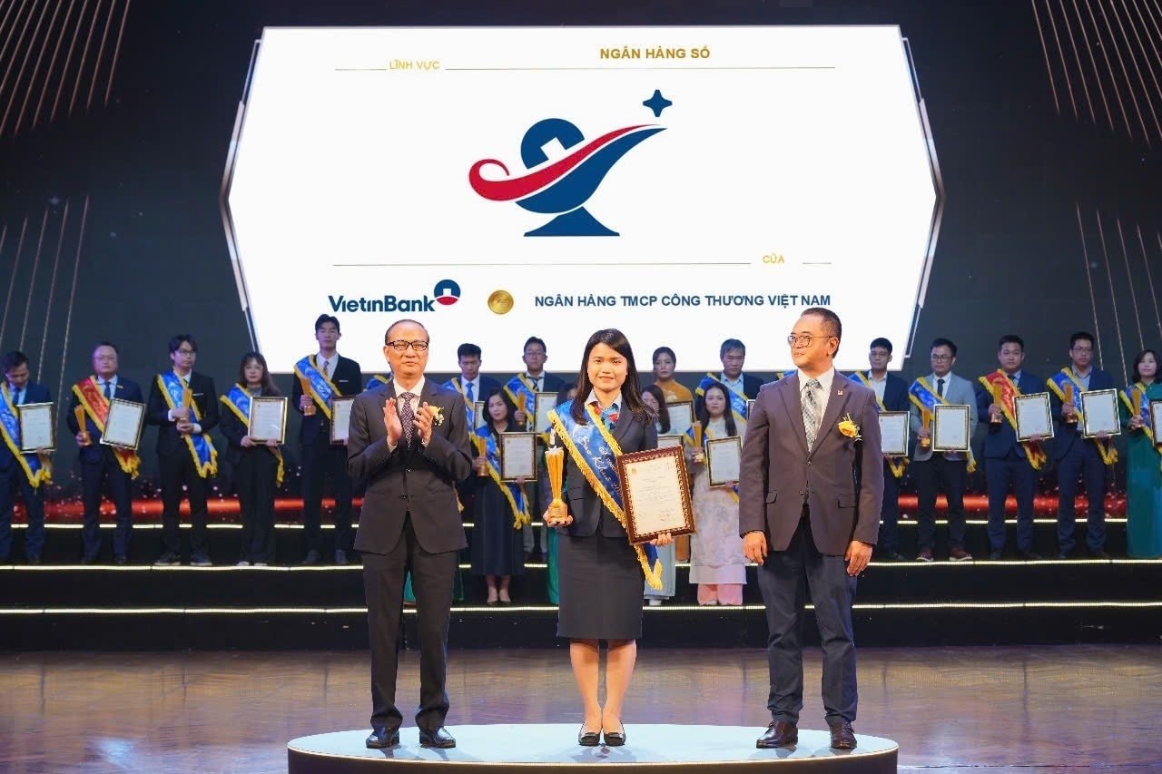 5.dai-dien-vietinbank-nhan-giai-thuong-sao-khue-2025-cho-ung-dung-vietinbank-genie.jpg