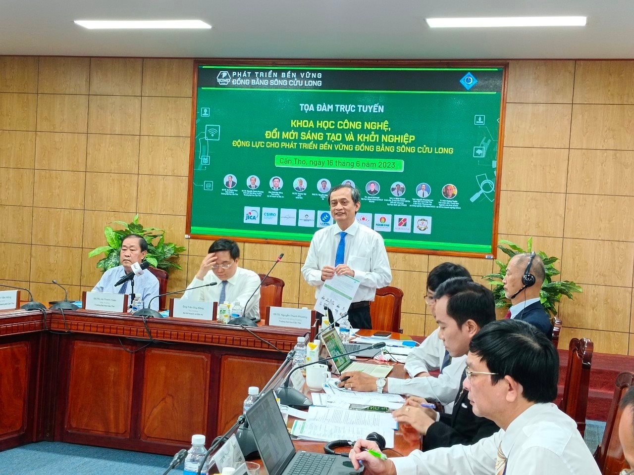 gs.ts-nguyen-thanh-phuong-chu-tich-hoi-dong-truong-dai-hoc-can-tho-phat-bieu-ket-thuc-anh-van-kim-khanh.jpg