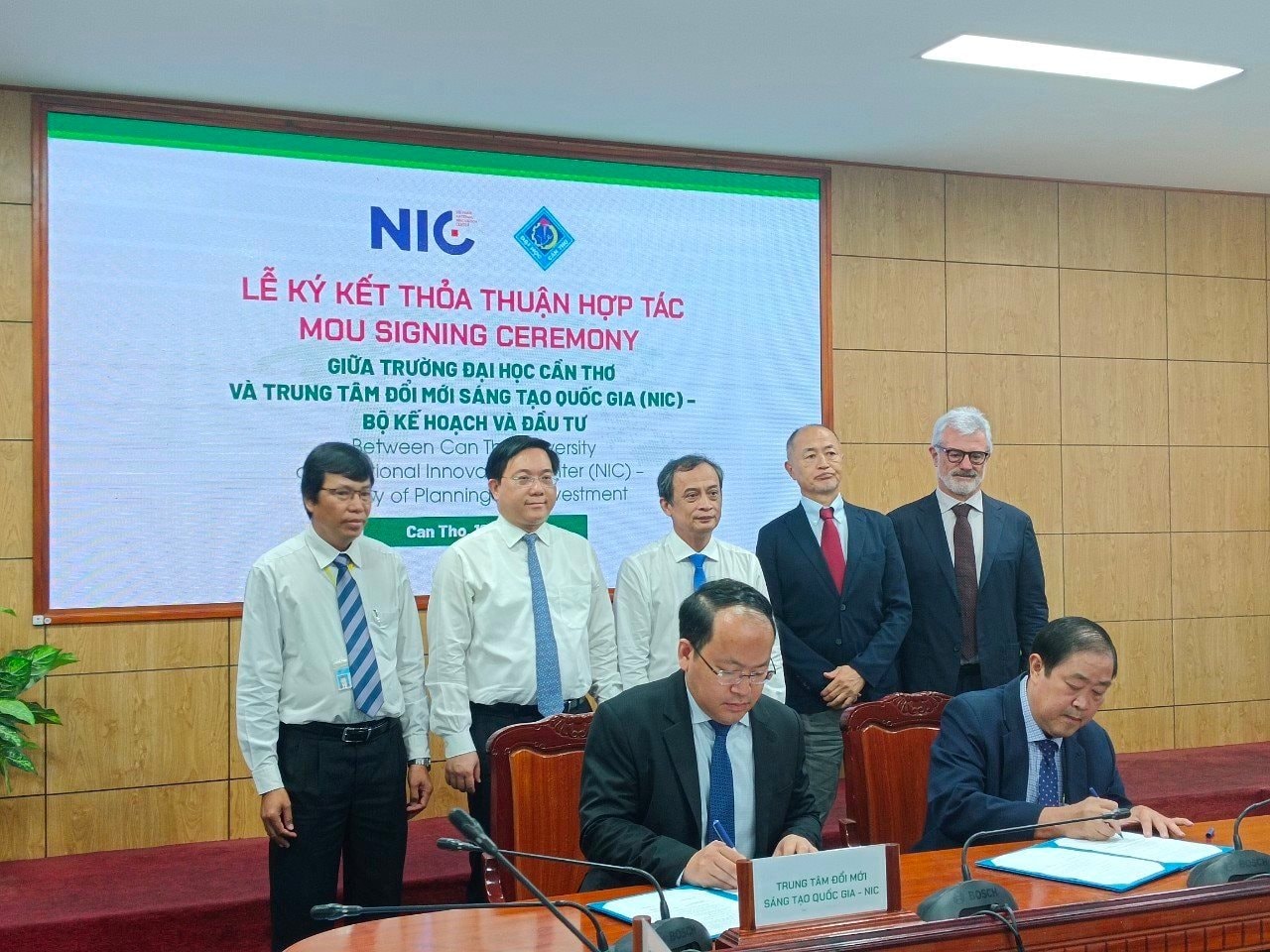 ky-ket-hop-tac-giua-trung-tam-doi-moi-sang-tao-quoc-gia-voi-truong-dai-hoc-can-tho-anh-van-kim-khanh.jpg