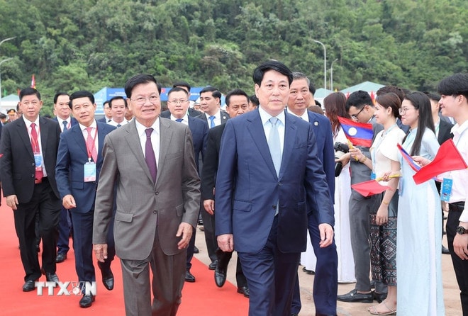 ttxvn-chu-tich-nuoc-luong-cuong-va-tong-bi-thu-chu-tich-nuoc-lao-du-le-khanh-thanh-ben-so-3-cang-quoc-te-lao-viet-2.jpg