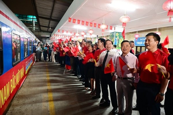 29.4.pho_cuc_truong_ha_van_sieu_du_le_tien_doan_tau_thong_nhat_-4-.jpg