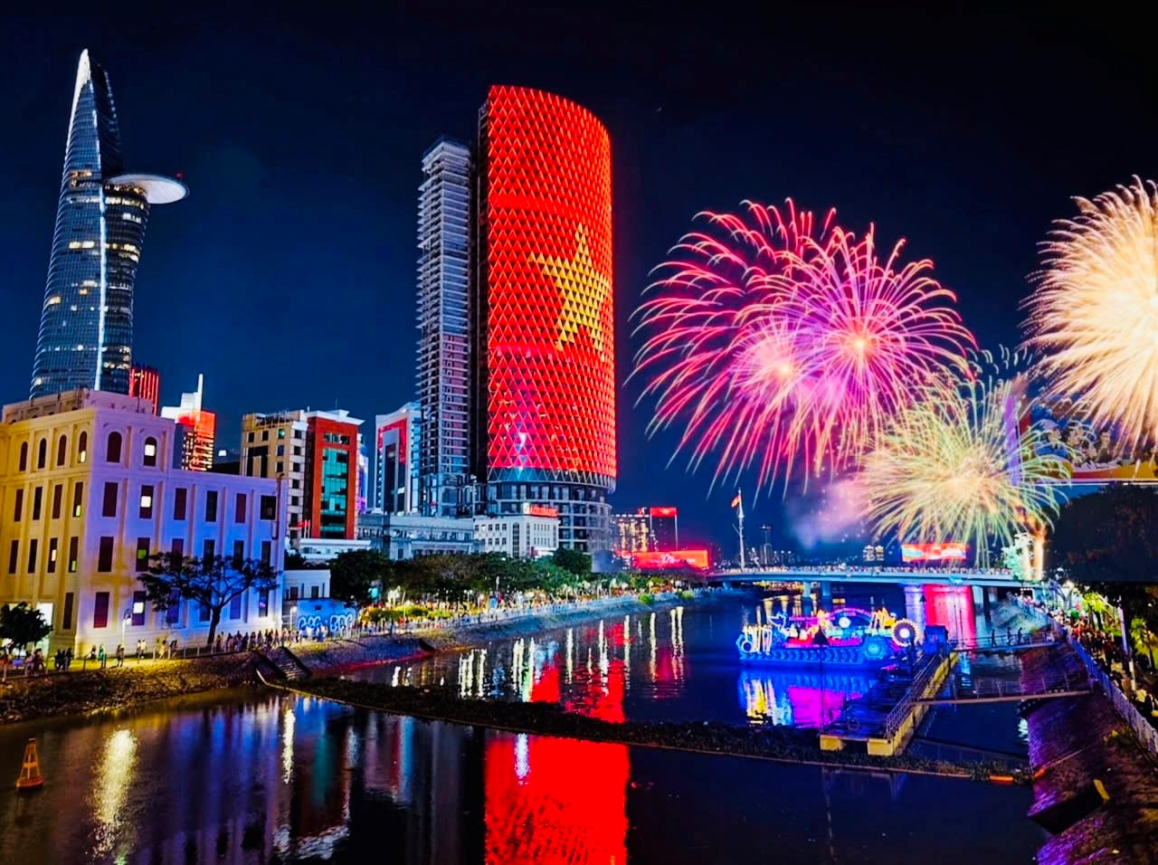 Người dân TP.HCM ghi lại cảnh pháo hoa đẹp lộng lẫy tối 30.4 