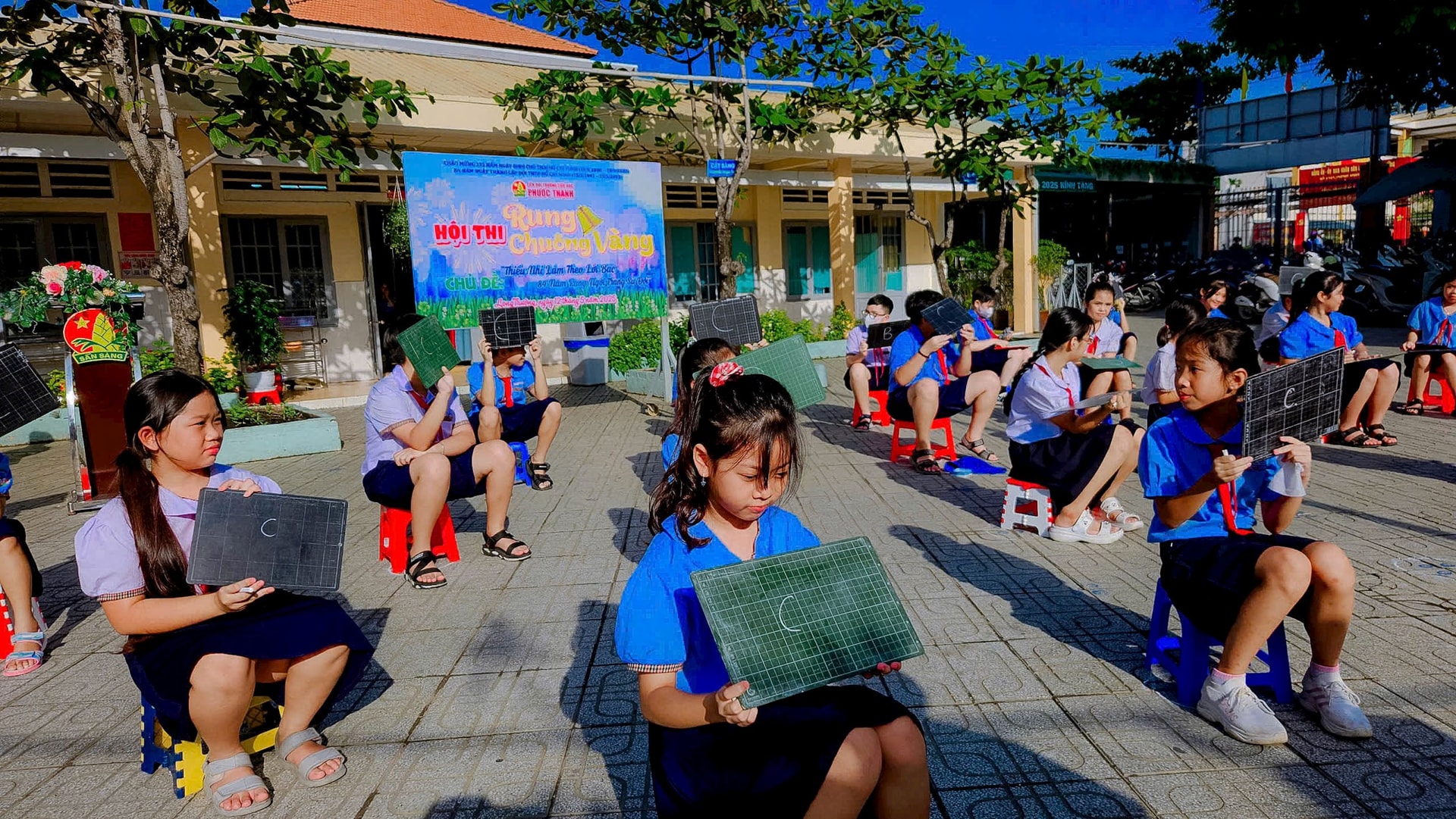anh-2-hoc-sinh-truong-tieu-hoc-phuoc-thanh-tp-thu-duc-thi-ru-ng-chuong-vang-nhan-ky-niem-ngay-sinh-chu-tich-ho-chi-minh..jpg