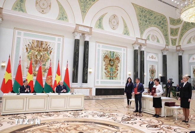 ttxvn-tong-bi-thu-to-lam-va-tong-thong-belarus-chung-kien-le-trao-cac-thoa-thuan-hop-tac-8027688-6.jpg