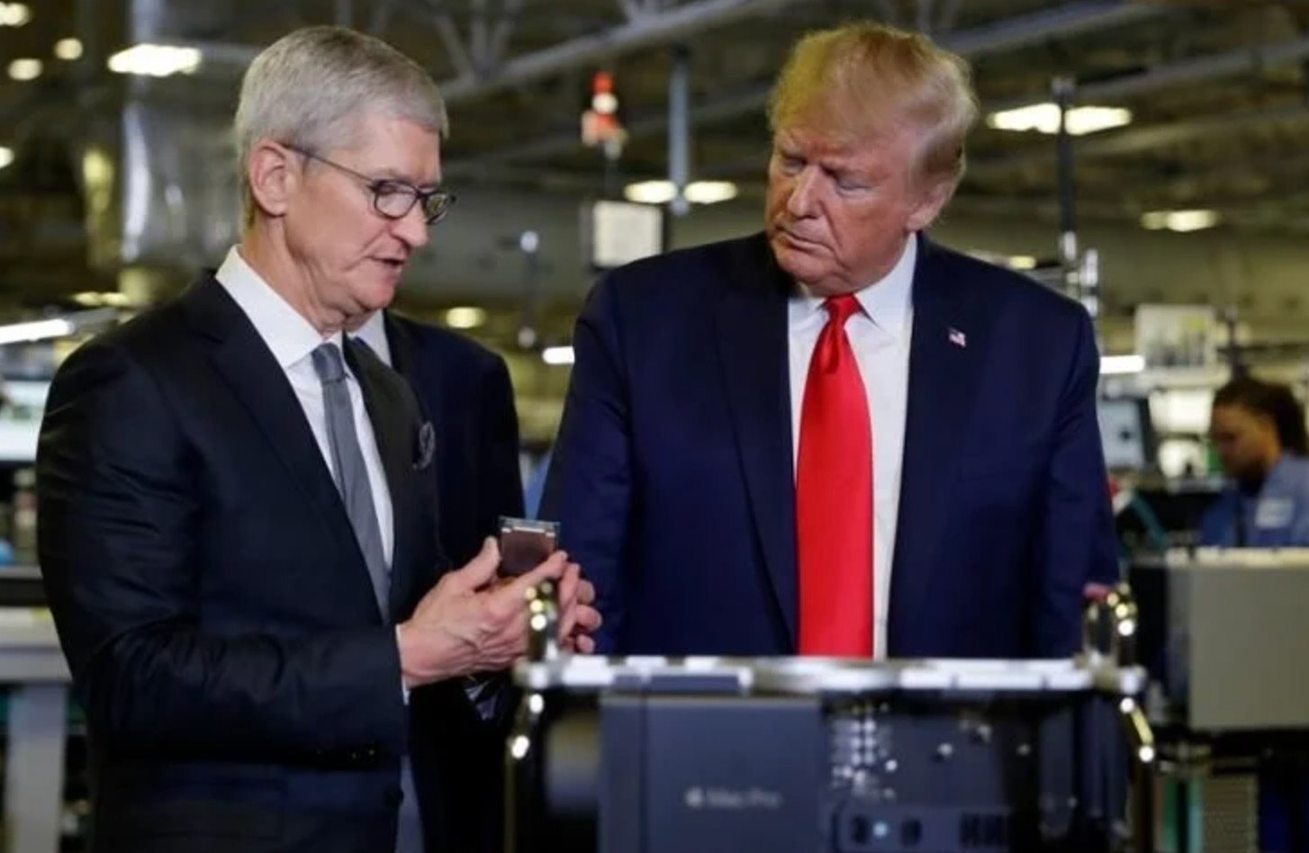 ong-trump-yeu-cau-apple-ngung-xay-nha-may-san-xuat-iphone-cho-thi-truong-my-o-an-do-chuyen-gia-noi-gi.jpg