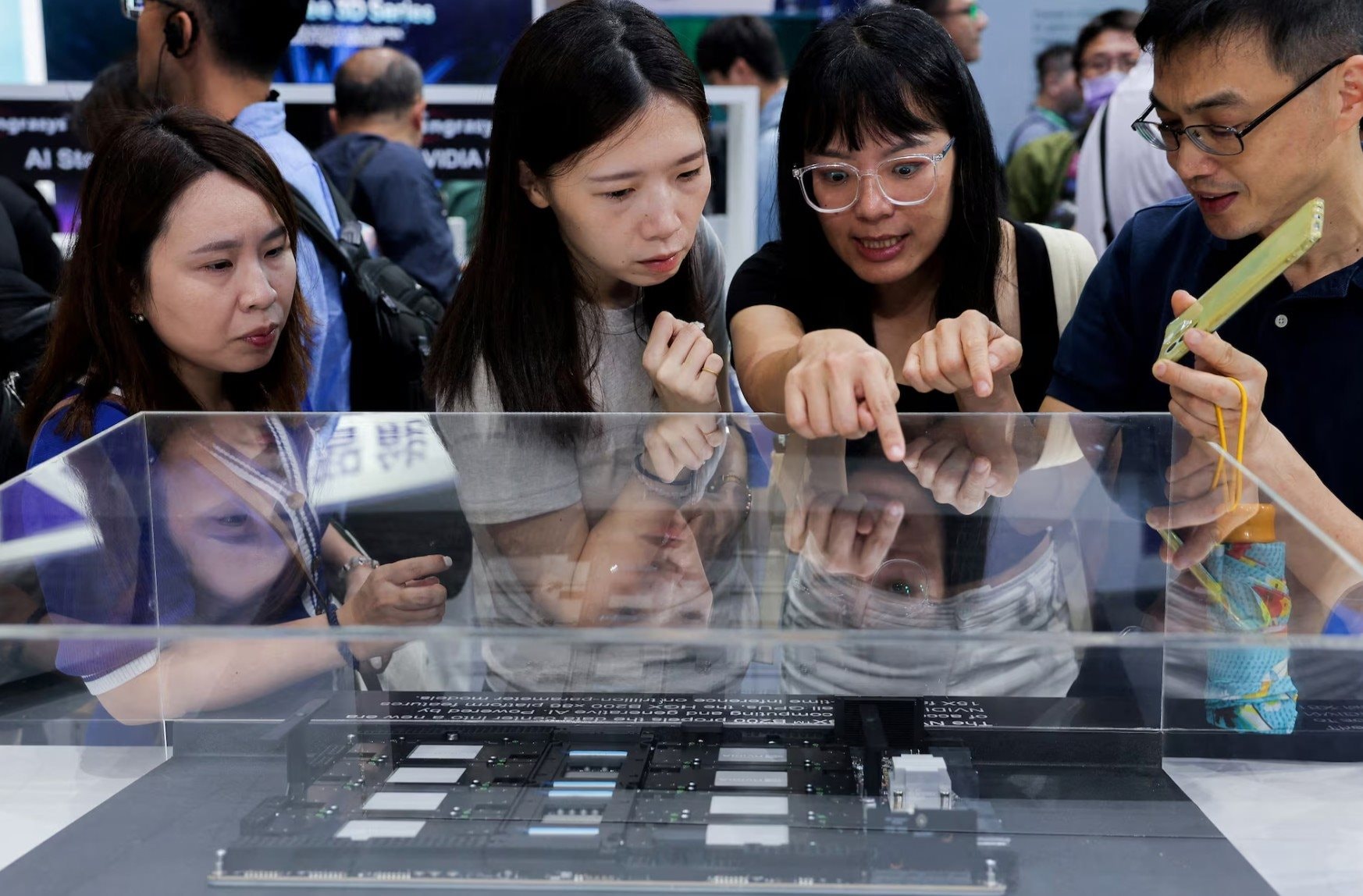 trien-lam-computex-2025-gioi-thieu-nhung-cai-tien-moi-nhat-ve-ai-ceo-nvidia-la-tam-diem.jpg