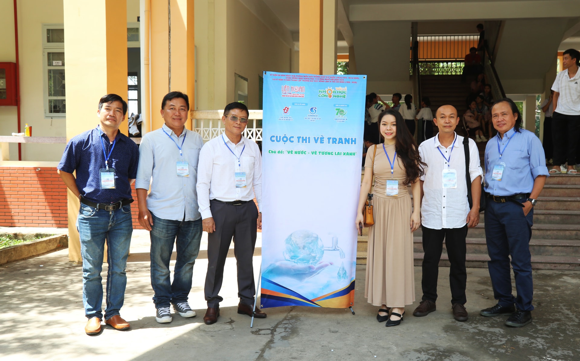2-ban-to-chuc-va-ban-giam-khao-cuoc-thi-chup-hinh-luu-niem.jpg