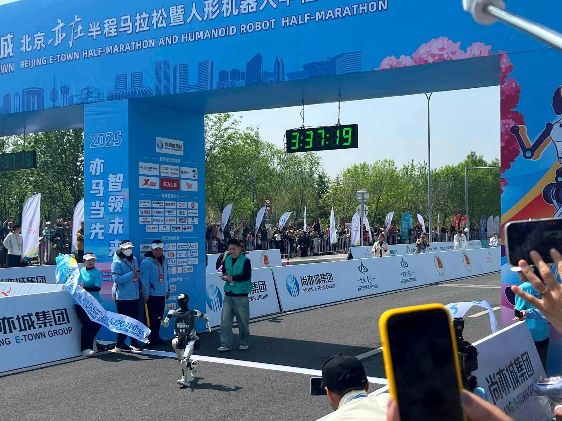 unitree-livestream-tran-boxing-dau-tien-giua-2-robot-hinh-nguoi-sau-cuoc-dua-ban-marathon-bi-che-cuoi-2.jpg