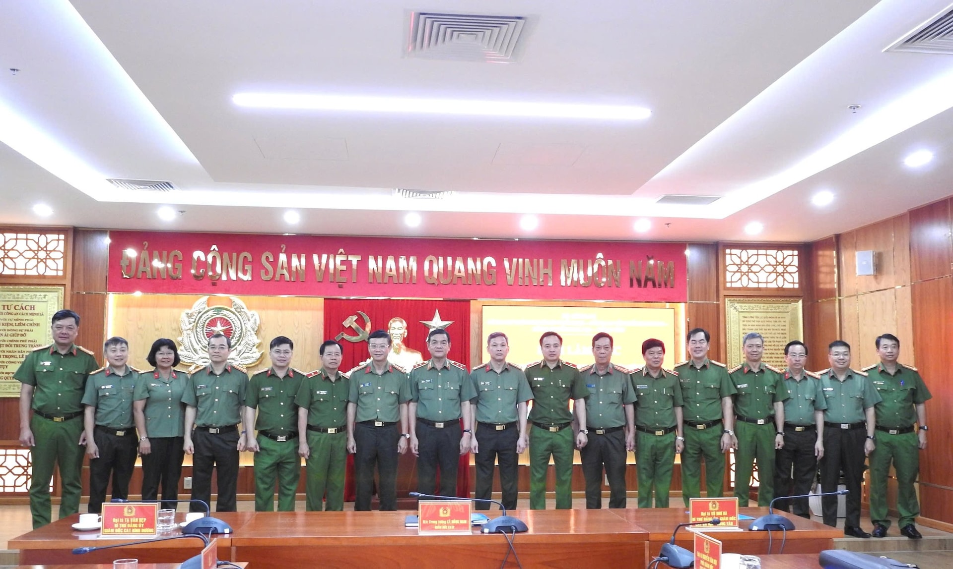anh-4-ca-3-tinh-lam-viec.jpeg