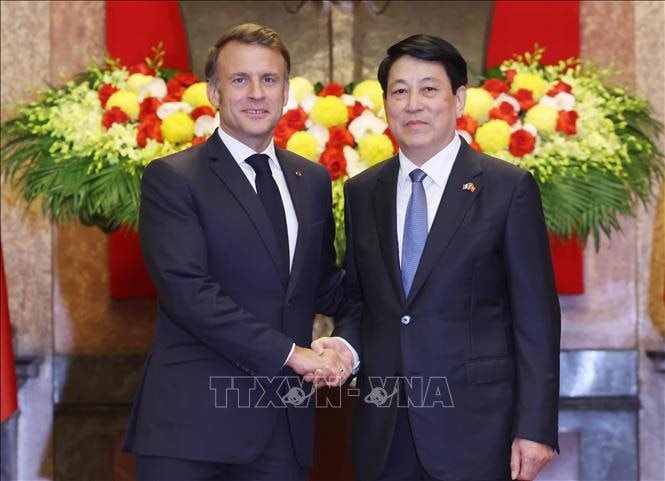 Chủ tịch nước Lương Cường chủ trì lễ đón trọng thể Tổng thống Pháp Macron 
