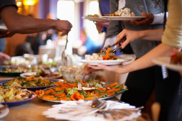 bo-y-te-vao-cuoc-vu-an-buffet-o-phu-yen-bi-ngo-doc-thuc-pham-hinh-anh-anh.png