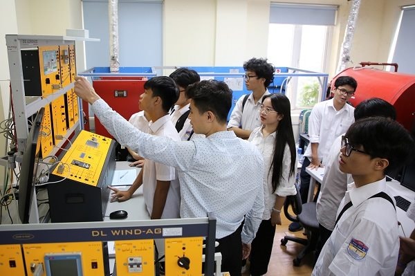 Thủ tướng chỉ thị dạy học 2 buổi/ngày, nâng cao năng lực AI cho học sinh 