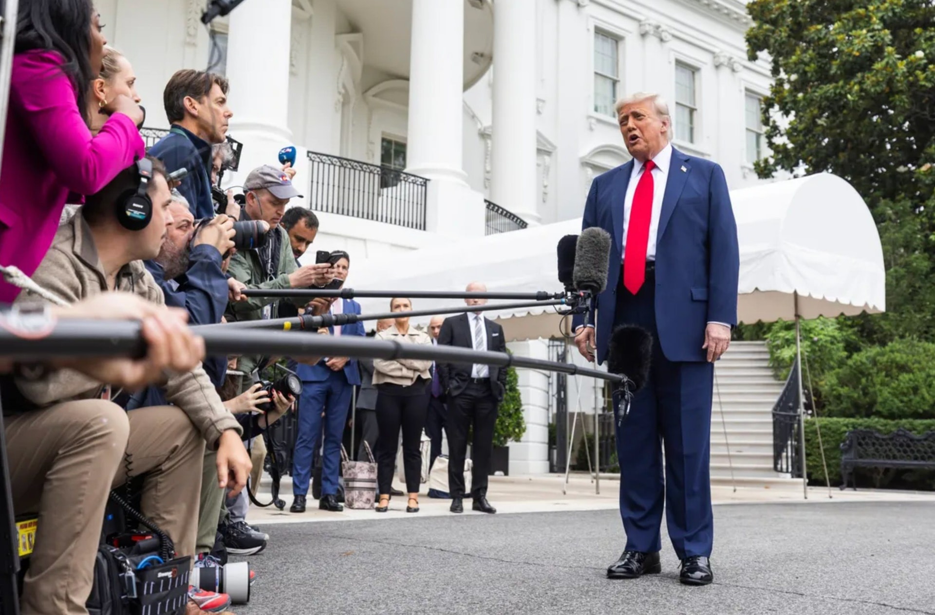 ong-trump-ra-mat-dich-vu-dtdd-rieng-sau-mang-xa-hoi-va-meme-coin-2-.jpg