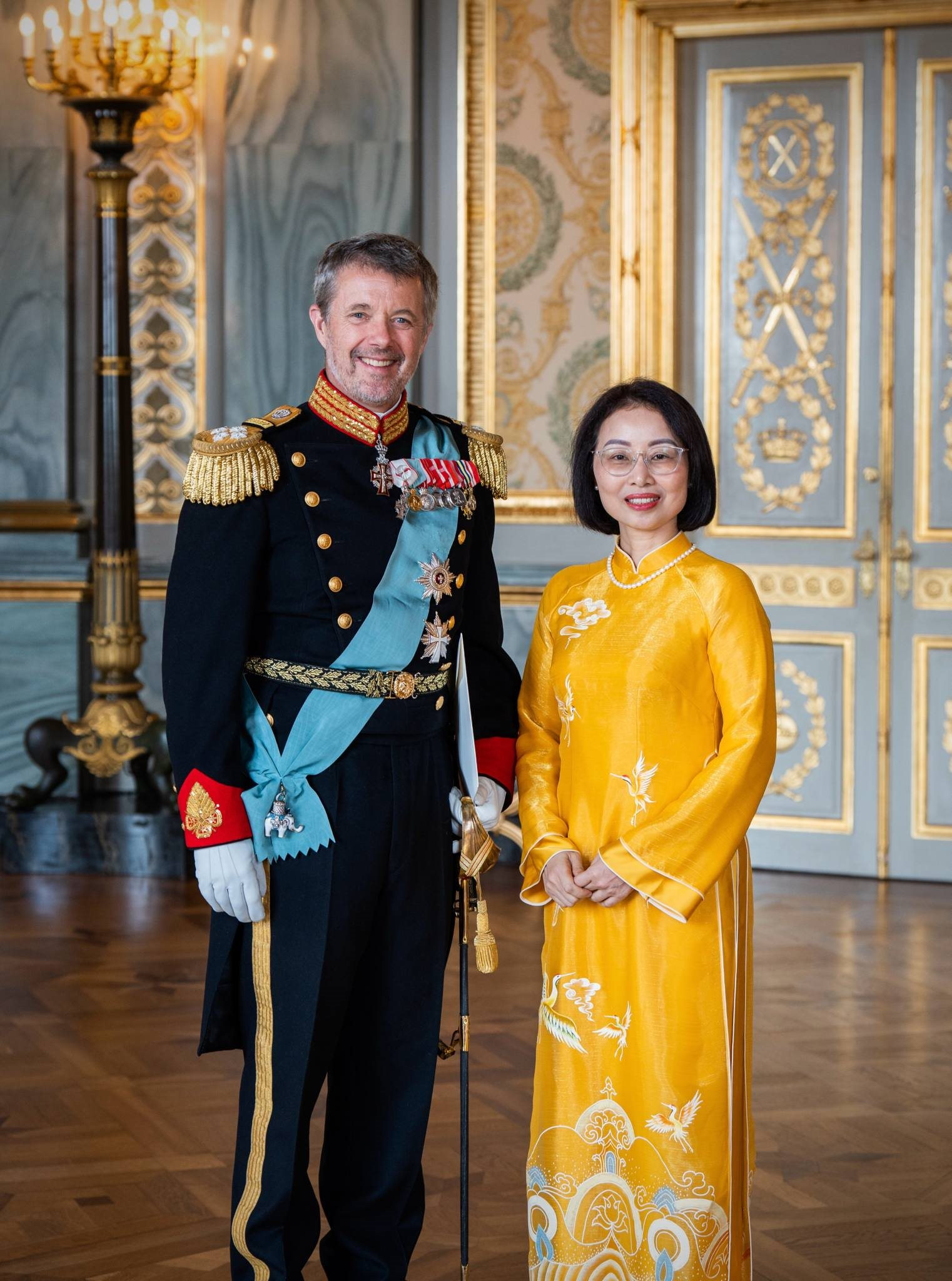 Đại sứ Nguyễn Lê Thanh trình quốc thư lên Nhà vua Đan Mạch Frederik X 