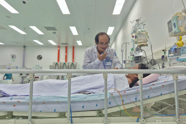 tuyen0den-hon-10lit-mau-be-gai0-o-tra-vinh-moi-thoat-khoi-con-ngy-kich0sot-xuat-huyet-hinh-anh.png