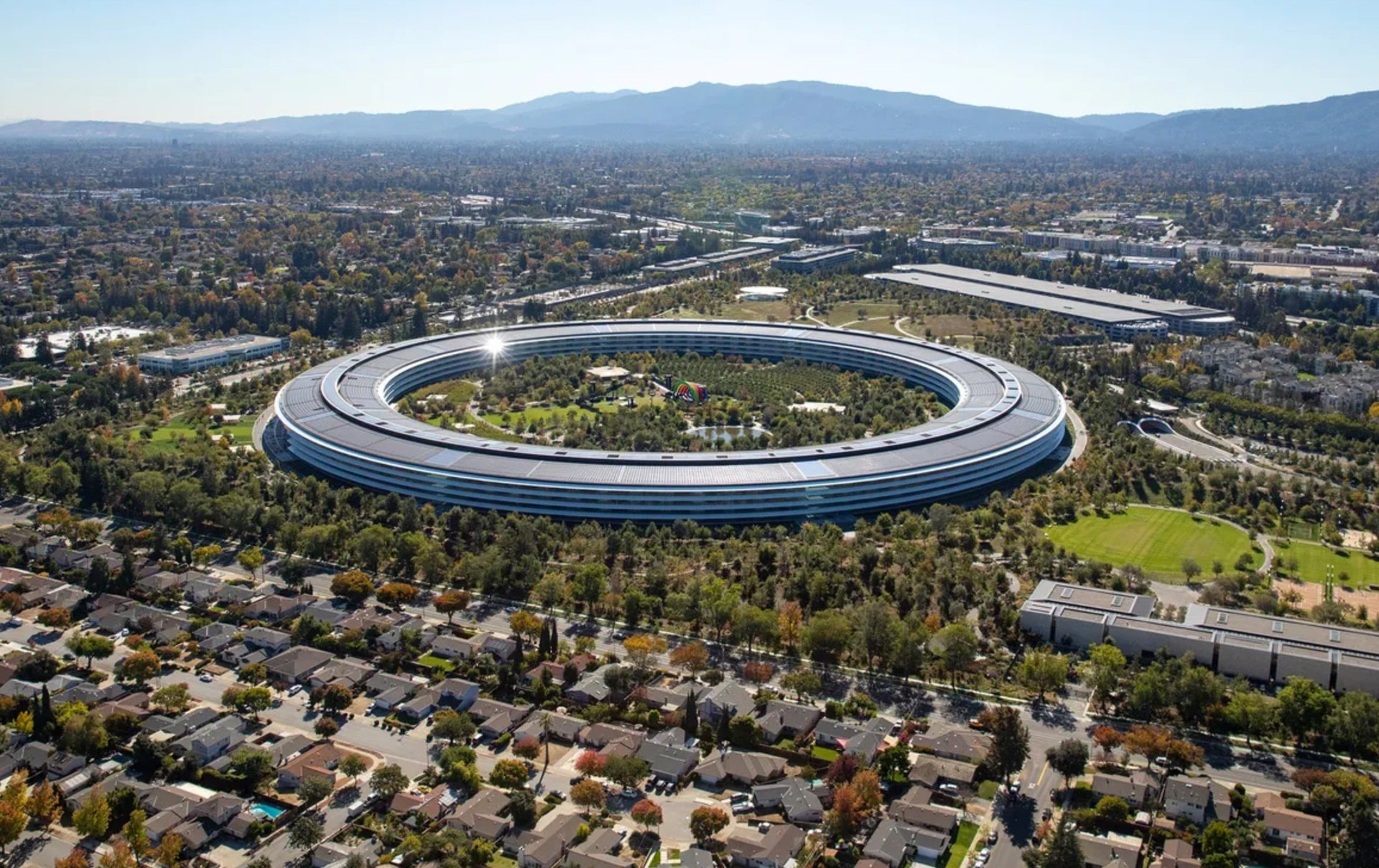 Từng bỏ qua Tesla và Netflix, Apple nên mua Mistral hay Perplexity để vươn lên ở cuộc đua AI 