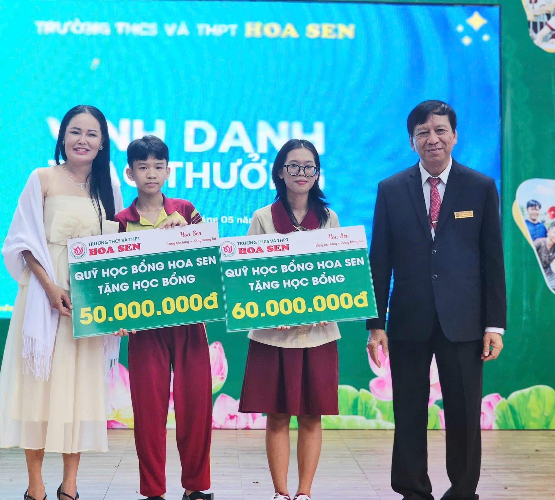anh-3-quy-hoc-bong-hoa-sen-gop-phan-nang-buoc-cho-nhung-hoc-sinh-co-hoan-canh-dac-biet..jpg